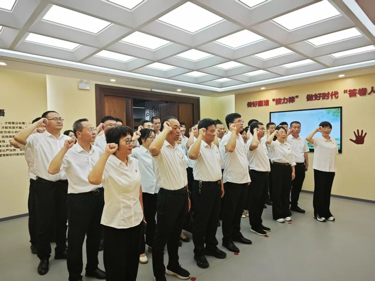 高温熔炉炼精钢 警示教育铸廉心—龙钢集团2025年警示教育活动侧记
