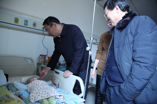 李永刚一行看望慰问住院职工家属